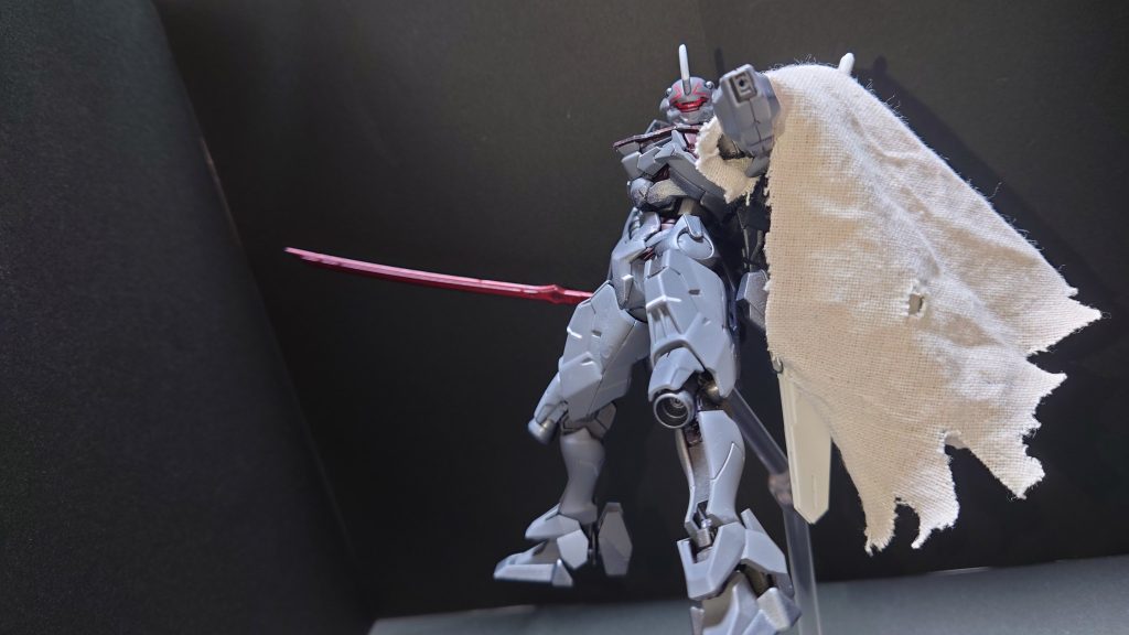 ”イーシュヴァラBタイプ”がビーム砲兼用だったのでビームライフルの代わりにしました左腕は戦闘でなくなった設定ですマントで隠して、遠距離武器がないと見せかけての不意打ちです