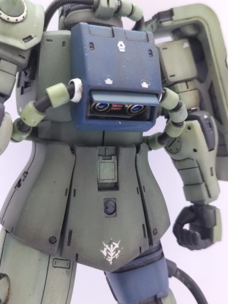 元隊長にしてエースパイロットなら、どこかしらに何か仕込んであるはず、印象的な激中の隠しバーニアがキットではスルーされているので、再現したいのですが、そこまでの工作力はないので、寄せ集めのパーツで内部をそれらしくして、開口部は開閉式にしてあります😂