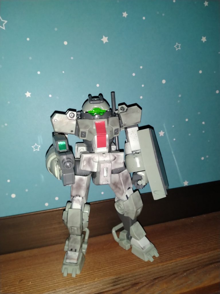 会社で組み立てて上司Tさんがデミトレーナを逆立ちにしたポーズをとっていたずらしました。ビルダーが目の前に居るのによくそんないたずらできるなと思いました。コメントしたい人が居たら僕のガンプラがどうか話してください。楽しみにしてます