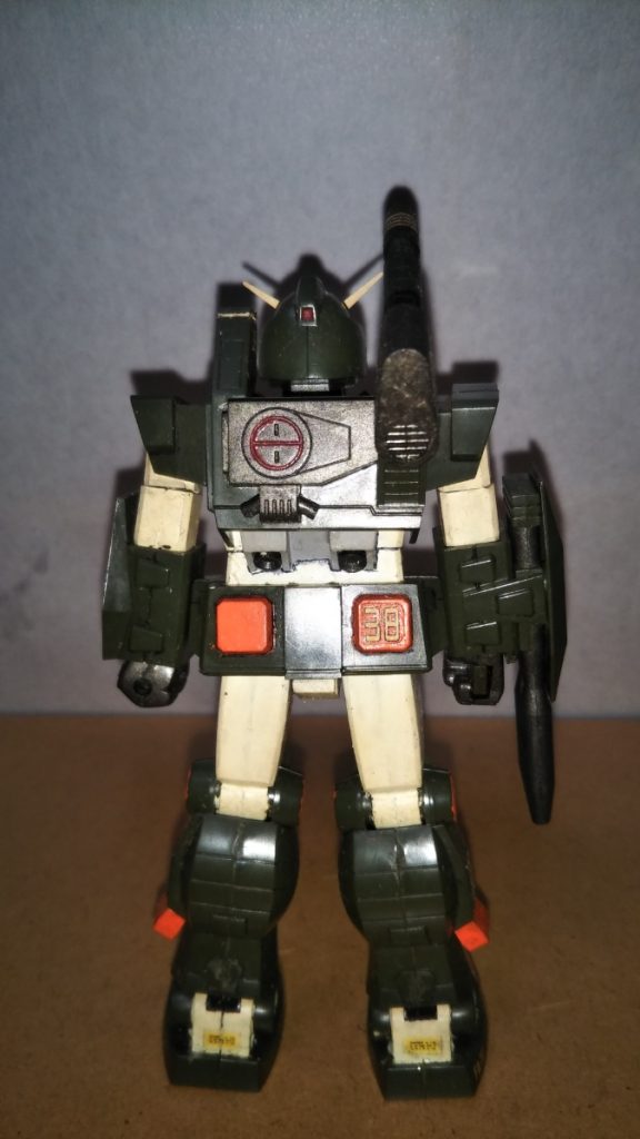 リアビューです。 左肩のセンサー周辺にある白いラインやバックパックの赤いラインは、面相筆やつまようじで塗装して再現しました。 よく見ると、キャノン砲底面部のホコリがふき取り切れていませんね・・・。