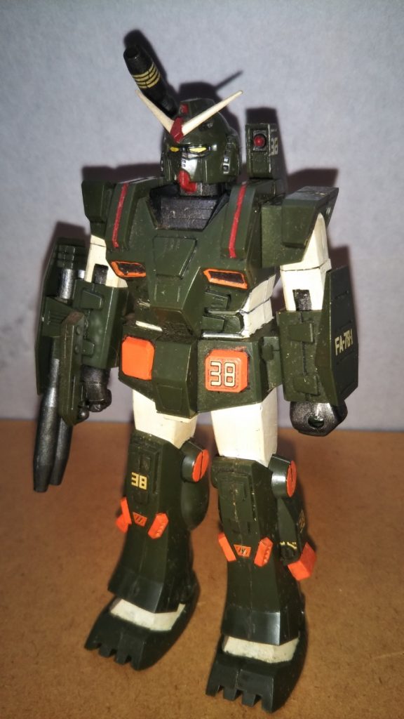 正面素立ちです。 使用したキットは旧キット1/144MSVのガンダムフルアーマータイプです。 基本塗装はツヤ有り白(前回のザクキャノン同様ツヤなんてとっくに消え失せているうえ、ホコリとヤニで黄ばみまくっていますが)、オレンジ、黒鉄色、赤色です(いずれも水性ホビーカラー)。本体のダークグリーンは、キットの成形色そのままの無塗装です。 前回、前々回のザクキャノン、ゲルググキャノン同様、濡れティッシュで拭いてホコリなどを落とし、多少はキレイに復活してくれました・・・。
