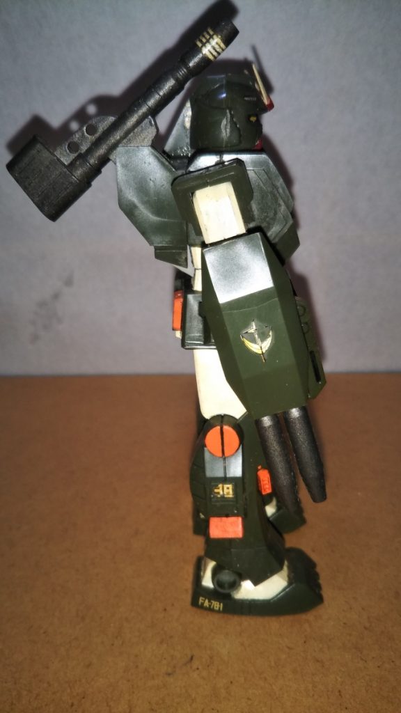 サイドビューです。 右腕の二連装ビームライフル付シールドに貼られた連邦軍マークや右スネ横のナンバーデカールが、経年劣化と濡れティッシュでこすりすぎたせいで少し剝げてしまいました・・・が、まぁこれはこれでウェザリングっぽくなったかもしれない、と無理やり納得しておきます(笑)。 実は他にも何ヶ所かデカールがはがれてしまった部分があるのですが、そこは開き直って完全に除去してしまいました(爆)。