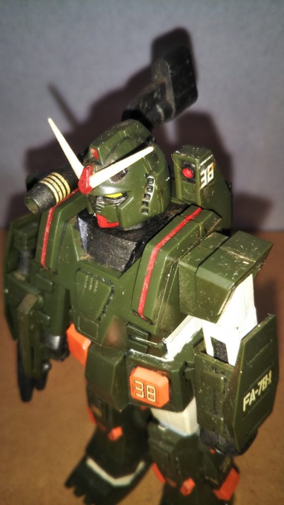 キャノン砲の可動範囲です。 砲身が真上を向く収納状態(?)から水平射まで、旧キットとは思えないほど射角が広くとれるようになっています。 やはり今の目で見ても、旧キットMSVは侮れません・・・! ちなみに肩部ミサイル・ベイの赤いラインは、面相筆でスミ入れして再現しました。