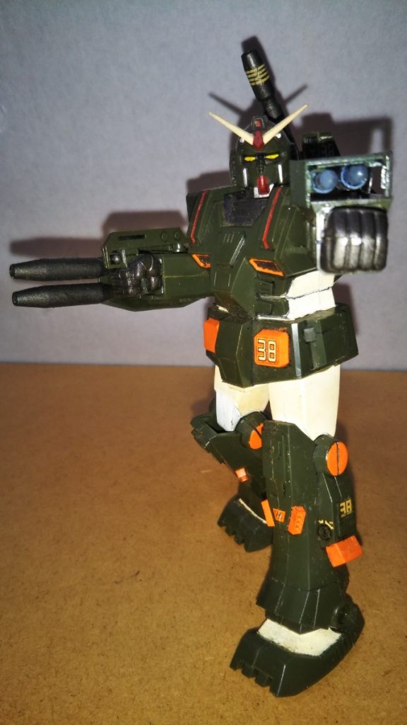 最後までご覧いただきありがとうございました。 大学生だった当時、運よくMSVキットが大量に再生産されたので、ヨ〇バシカメラや秋葉原の模型屋に足しげく通い、作るペースも考えず買えるだけ買った中でなんとか完成させた機体のひとつが、このフルアーマーガンダムでした。 それだけ当時好きだった機体のひとつなので、こうして多くの方にお披露目できてうれしく思います。 実は当時購入した大量のMSVキットのほとんどはいまだに箱すら開けておらず、押し入れに積まれたままです・・・。死ぬまでに全部作り切れるか、割と本気で心配になってきました(笑)・・・。 最後になりますが、本作品をご覧になっての感想などいただけますと幸いです。 さて、今回も少しお知らせがあります。 次回の完成作品投稿なのですが、残念ながら次は「キャノン付」ではありません。その代わり、この「フルアーマーガンダム」の対というか、ライバルにあたる「アイツ」を投稿したいと考えております。 一体どんな機体なのか、ガンヲタの方々なら割と簡単に予想できてしまうかもしれませんが、久方ぶりに言わせていただきます。「ネタバレ、ネタつぶし、ダメ!絶対!!」ちなみに次回も過去作です。 申し訳ありません。 そして次々回ですが、私の60投稿目記念作品として、少々大掛かりな作品を製作中です。 お披露目は来年になってしまうと思いますが、どうぞ楽しみにしていてください。