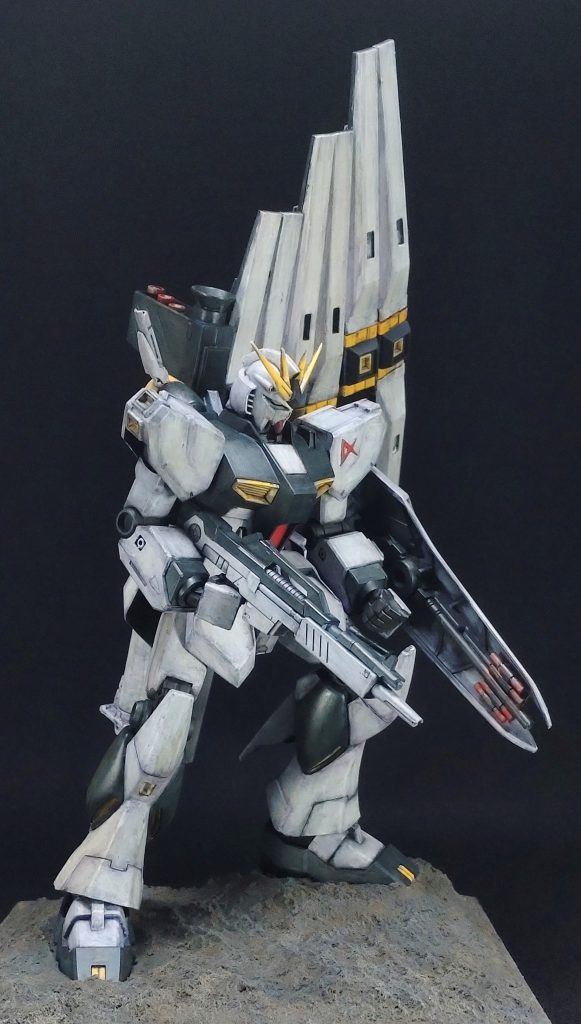 イラストに近づけるため、各部調整·脛部の短縮、関節軸の位置調整で15mm程度足を短く。・フロントアーマの厚さ増し。・ビームライフルの短縮。・肩、盾のマークをプラ板で作製。・スジ彫り追加。 2022.12.4写真変更