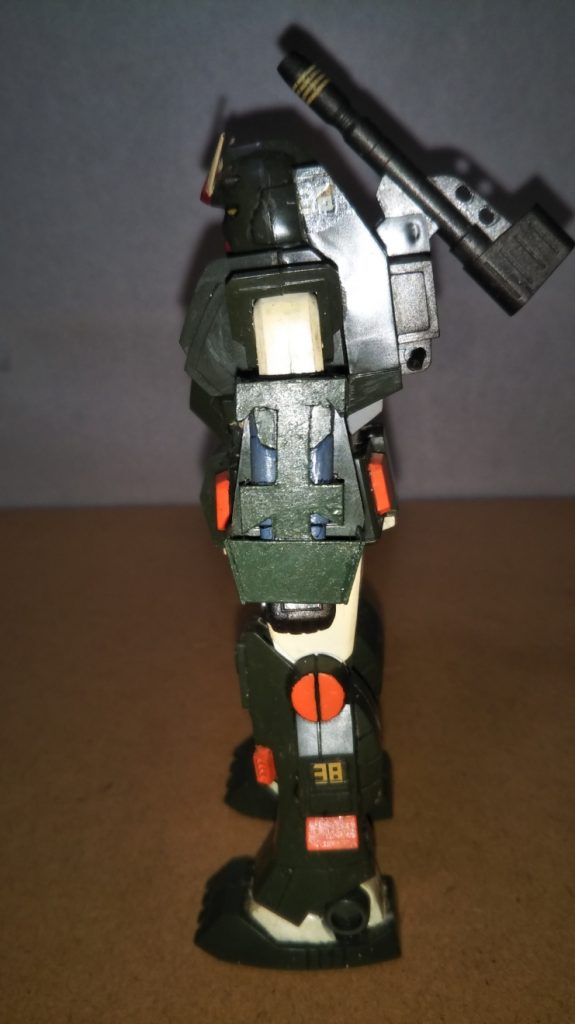 大型ミサイル装備です。 ミサイルラッチのデザインは、GFF(かつて販売されていたガンダムのアクションフィギュアシリーズです。今でいうロボット魂のようなモノでしょうか)のカトキハジメ版フルアーマーガンダムのデザインをそのまま流用させていただきました。 ちなみにGFFのフィギュアなどでは、ここに装備されているのはミサイルではなく二連装ビームライフルの予備バレルなのだそうですが、近藤和久さんのマンガ「機動戦士ガンダム0079」で左腕に2本のミサイルを装備していたのがメチャクチャカッコよかったので、ここはミサイルとしてみました。 ここのミサイルラッチのみグリーンで塗装したのですが、キット本体の色と違和感もなくまとまってくれたのは非常にラッキーでした!