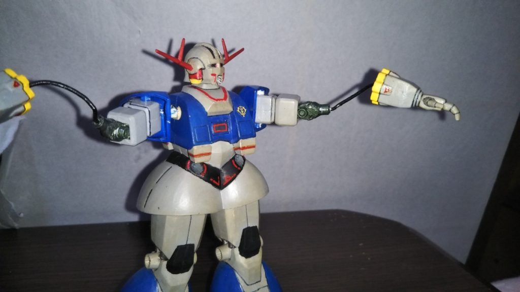 オールレンジ攻撃です。 高校生だった当時、たまたまどこかで見つけて持っていた何かの部品のコードを加工してサイコミュ・ハンドを再現できるように改造しました。