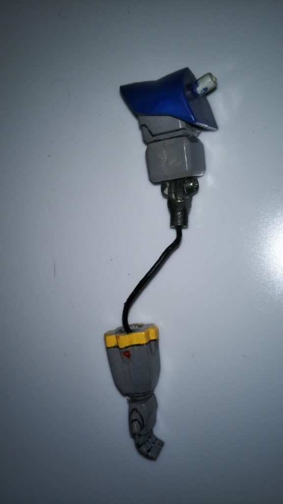 腕部のアップです。 上腕側のリード線接続部には、MGゲルググのビーム・ナギナタの部品を再利用してあります。 リード線を前腕部内に収納することで、差し替え無しで通常形態に戻すことができます。