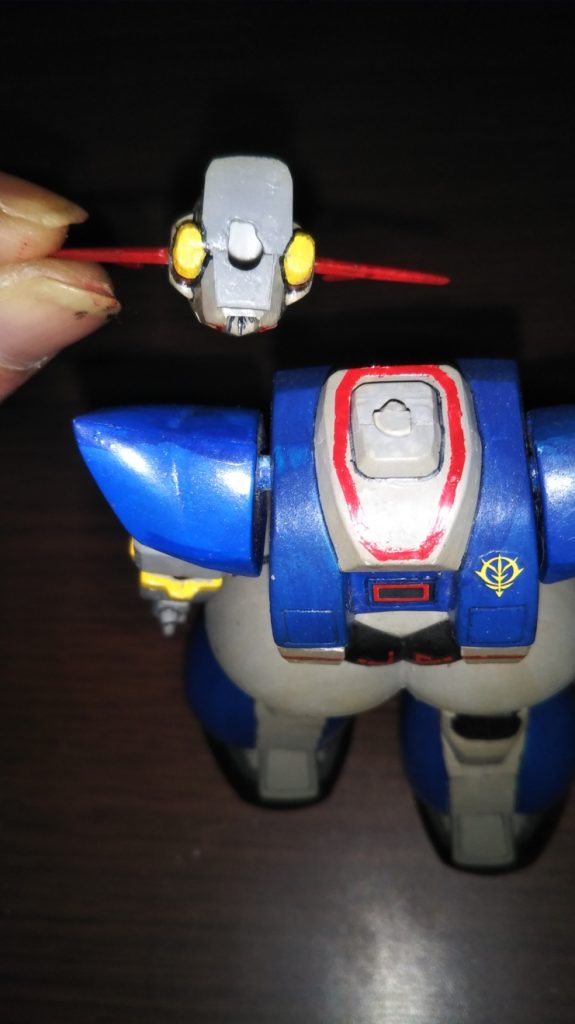 頭部の加工です。 胴体側の丸い留め具(?)を4分の1の扇形になるように削り、逆に頭部側の穴は一部を拡張しました。これによって、頭部を後ろ側に回すことで分離することができるようになりました。