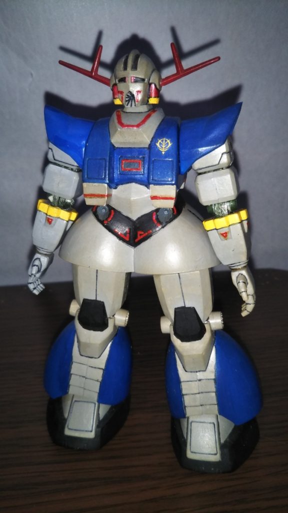 正面素立ちです。 使用したキットは旧キット1/250MSVのパーフェクトジオングです。 基本塗装はニュートラルグレー、インディブルー、ツヤ消し黒、、黒鉄色、赤色、黄色です(いずれも水性ホビーカラー)。 マーキングはキット付属のデカールと余っていたホイルシールを使用したのですが、経年劣化でほぼ真っ白になってしまっていたので、面相筆でリペイントしました。 また、これまで投稿した旧キットMSV同様、濡れティッシュで拭いてホコリなどを落とし、なんとかお見せできる状態になりました・・・。