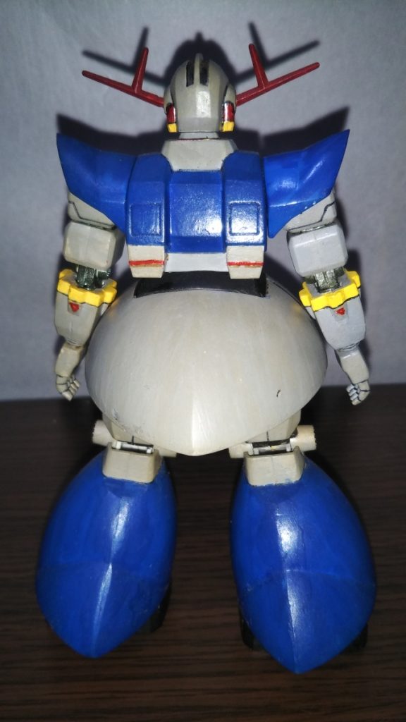 リアビューです。 当たり前ですが、上半身は「1/144のジオングが小さくなっただけ」といった印象で、キットの小ささに反して造形も非常に良いです。 そして劇中で整備兵に「あんなの飾りです」と言われた脚部ですが、ドムのモノと似ているようで実際はかなり異なるデザインです。