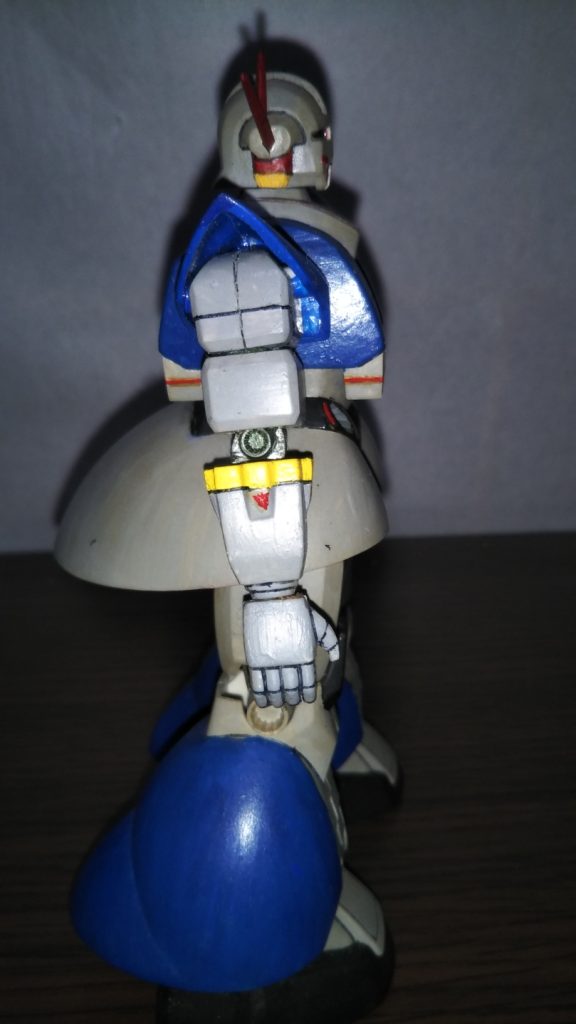 サイドビューです。 右肩が割れてしまっているうえ、左肩のデカールの経年劣化もひどいですね・・・。 しかし改めて見ると、膝関節にもうけられたパイプのディテールや指の造形など、細かな部分の造りに並々ならぬこだわりを感じるキットです。