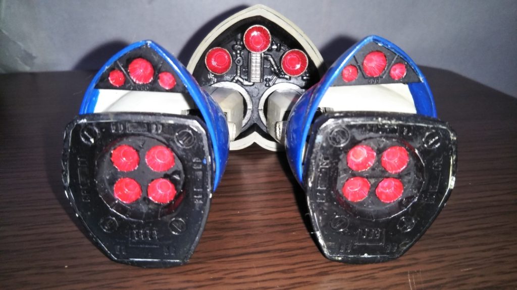 スカート内と足裏です。 パオングちゃん「なぁ~にが『見えるぞ! 私にも敵(スカートの中)が見えるっ』よ!? いい加減にしなさいこのバカ!!」『ビシューン! ズギューン! バキューン!』(オールレンジ攻撃)はい、年末に茶番失礼しました。 バーニア類がきちんと再現されているところがMSVキットのウリのひとつだと思いますが、その中でもこの「パーフェクトジオング」のバーニア類の凝り方は群を抜いてすごいと思います・・・!※ちなみに、「パオング」というのはパーフェクトジオングを縮めたこの機体のネット上などでの愛称だそうです。