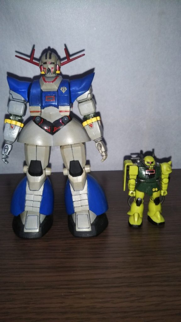 大きさ比較です。 以前投稿したガンプラコレクション「ザク・マインレイヤー」と並べてみました。 ザクのサイズは1/288、パーフェクトジオングは1/250なので若干ザクの方が小さいですが、それでもジオングの腰のあたりまでしかありません。 改めて、パーフェクトジオングの大きさが分かりますね。