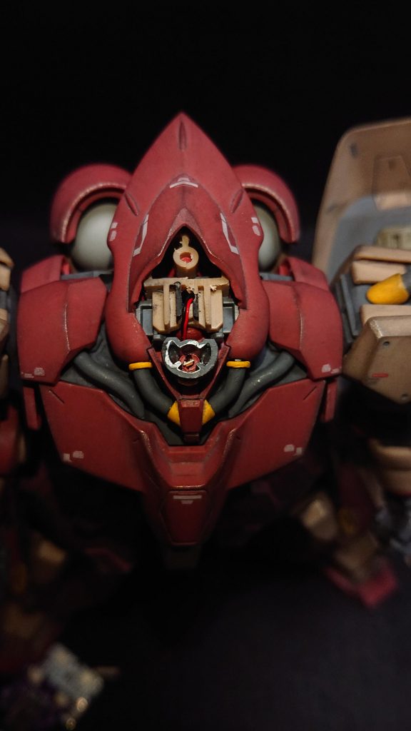 頭部内部です。LEDを中心に置くことで、モノアイのをどの向きに変えても発光に差し支えません。