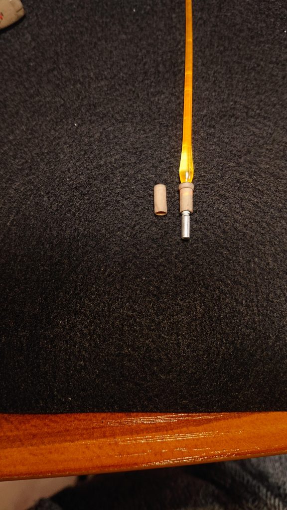 ビームサーベルは割れないように慎重に内側をくり抜いてミライトを入れています。