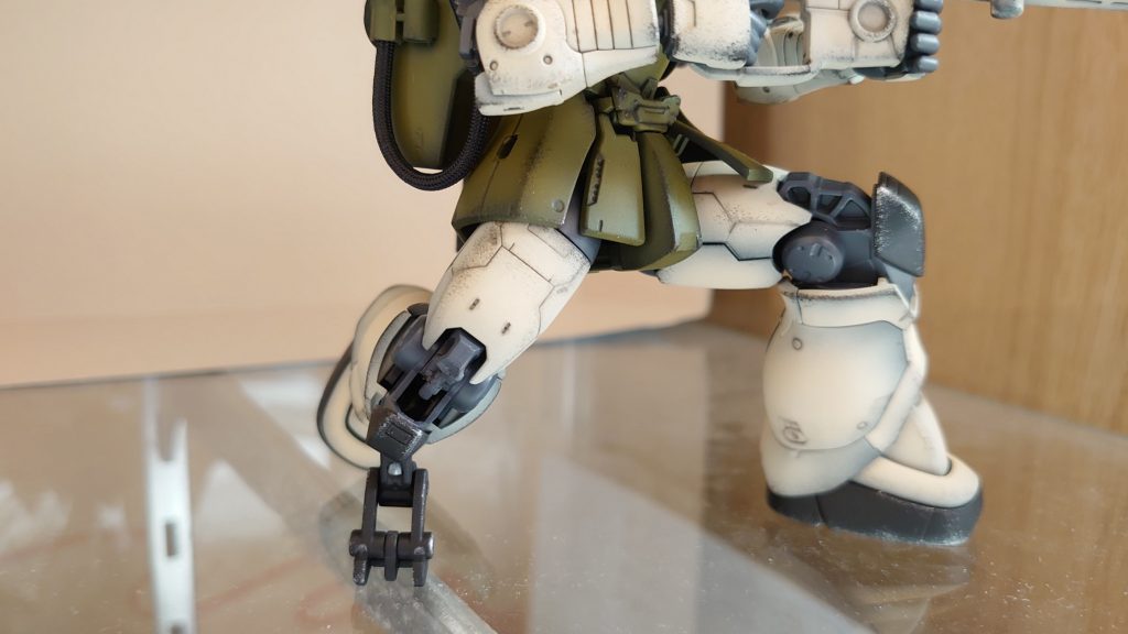 ニーパッドを前後左右に可動できるようにしました。これで理想的なしゃがみ撃ちの姿勢をとることができるようになりました。