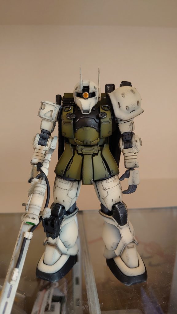 全体的にチッピングを行い歴戦のザクっぽい感じにしました。傷んだ感じがある方が似合います。