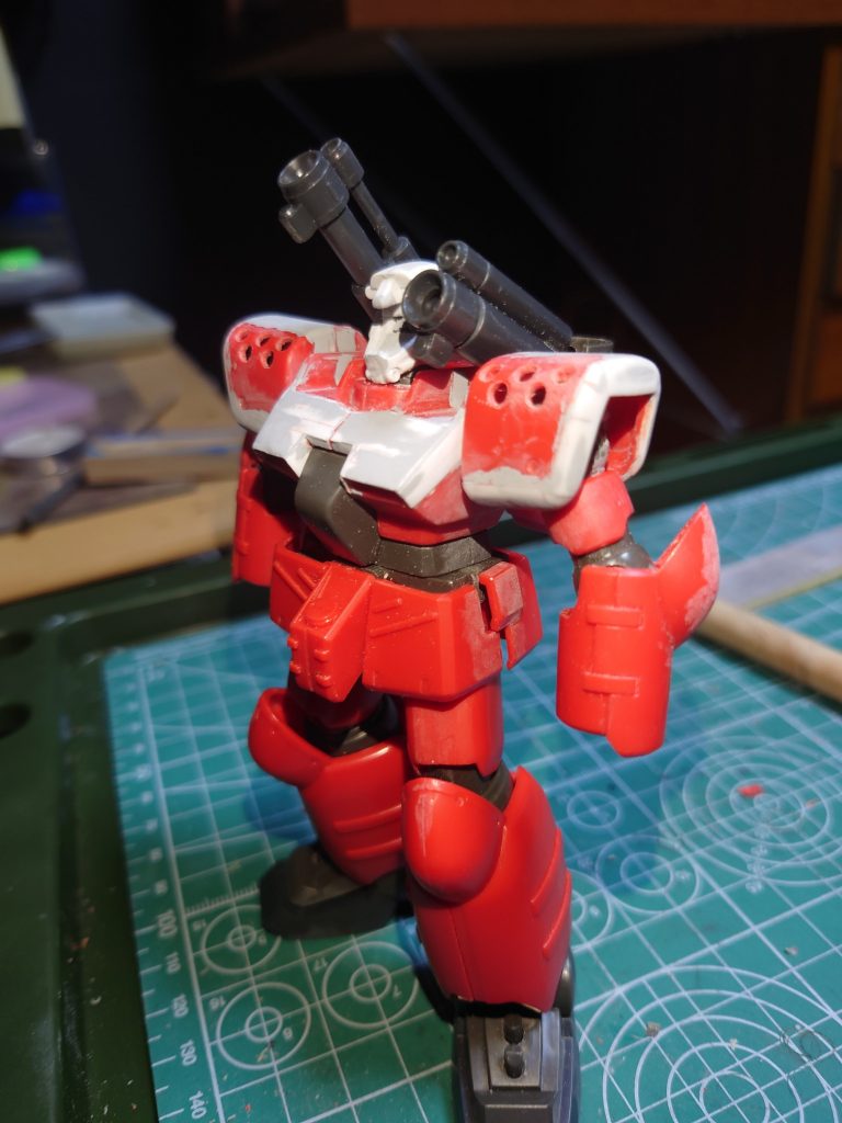 胸部は、プラ板にて厚みを増しています。肩部も幅増ししてボリュームアップ