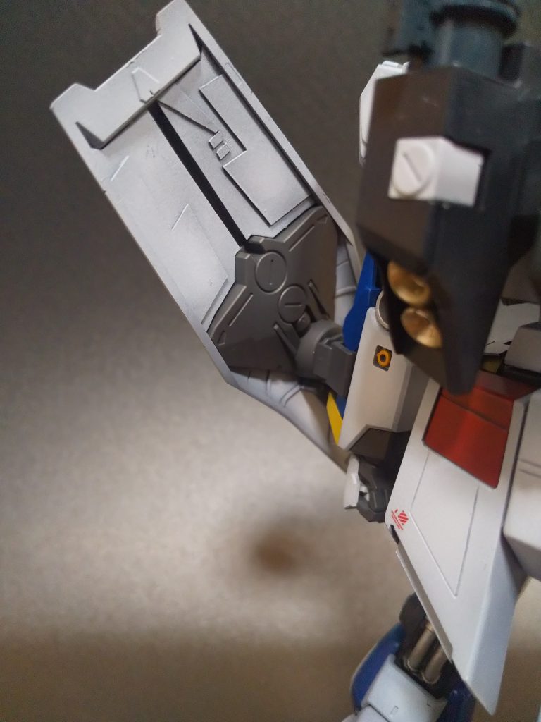 シールド裏上部、腰アーマー裏、肩部内、足首はスカスカなので、パテ埋めとプラバンで裏打ちしました。そんで全塗装したらこうなりました。関節はポリキャップじゃないので角度によってグニャとなるので木工用ボンド流し込むとベストです。