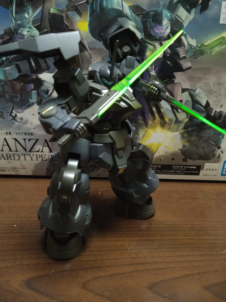ビームトーチの二刀流。本当はクリアパーツを型取りしたやつで作ろうとしたのですが時間がなかったので付属のを使用しました。