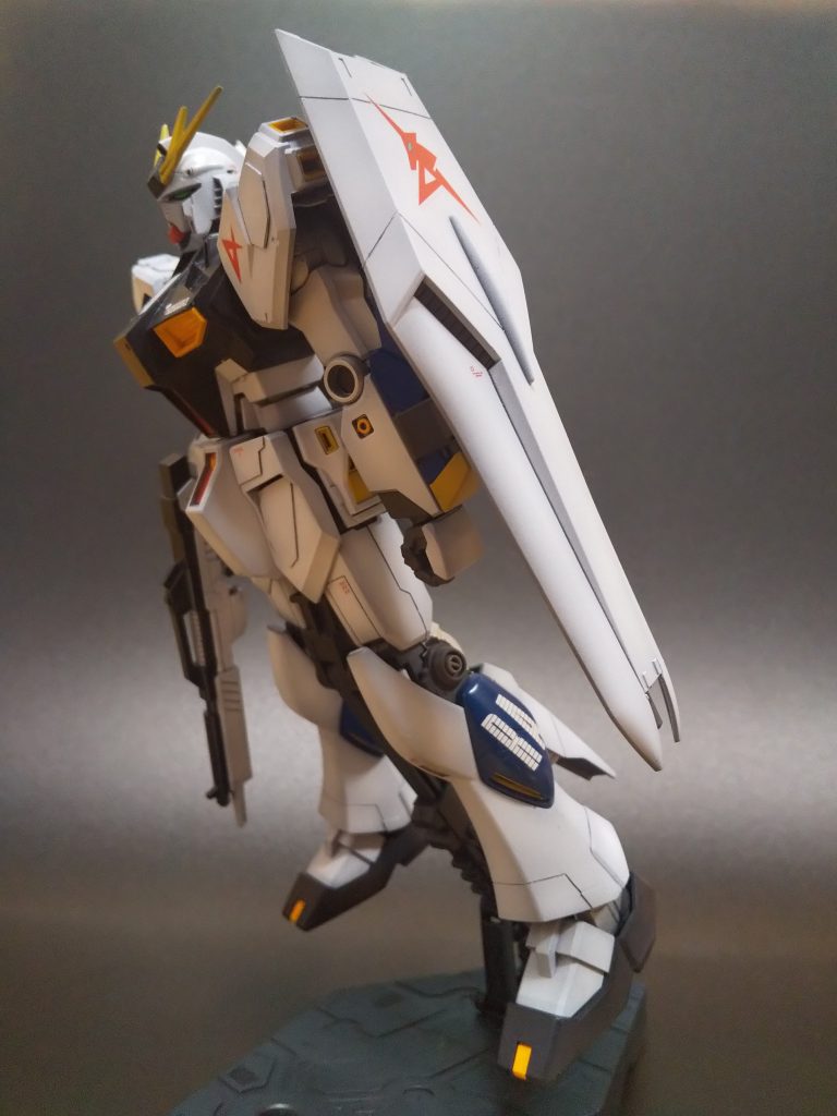 プラバンを適当に貼り、スジボリからの黒立ち上げグラデ塗装で仕上げました。