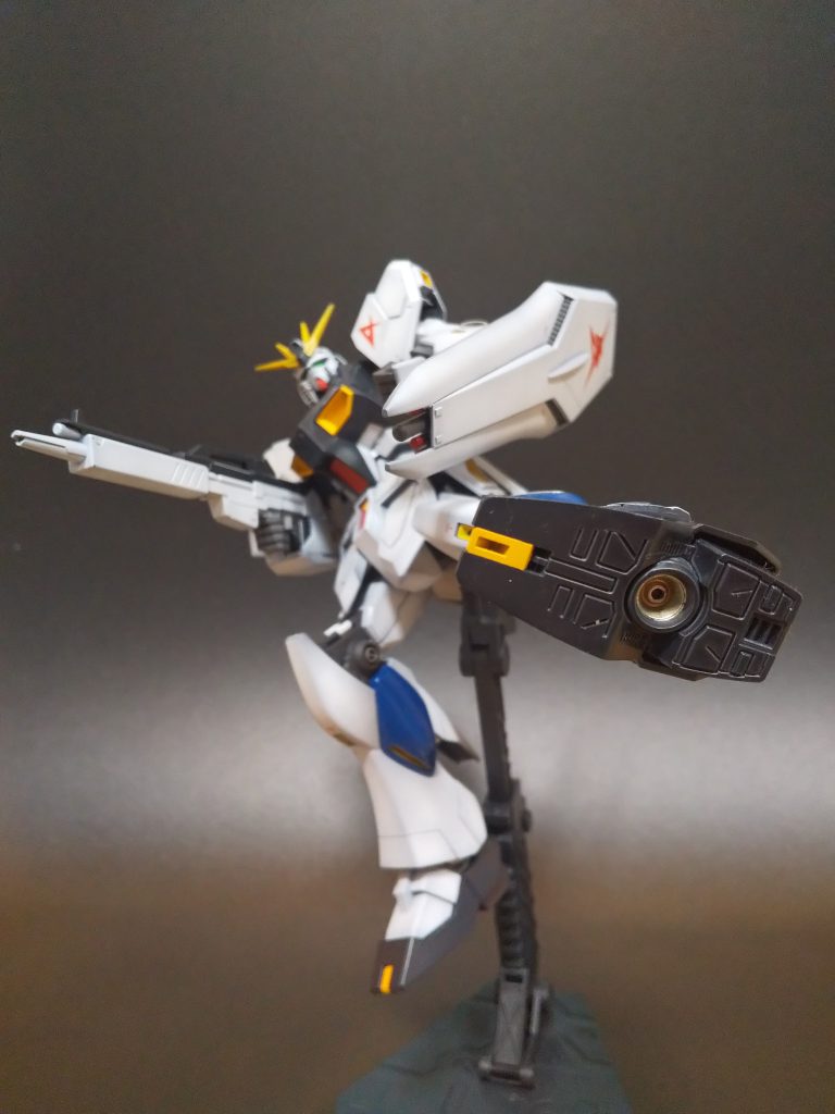 足裏、膝関節、首裏に肉抜き埋めと腰部サイドアーマーが短く見えたので改修しています。