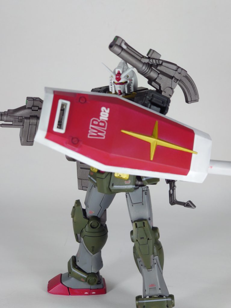 実はこのキット、友人から頂いた映画ククルス・ドアンの島バージョンのガンダムになります。当初は成型色活かしで作ろうかなと考えていたのですが、せっかく頂いたものなので何か手を加えたいなと思いこんな感じにまとまりました。専用水転写デカールはやはりいい感じです。