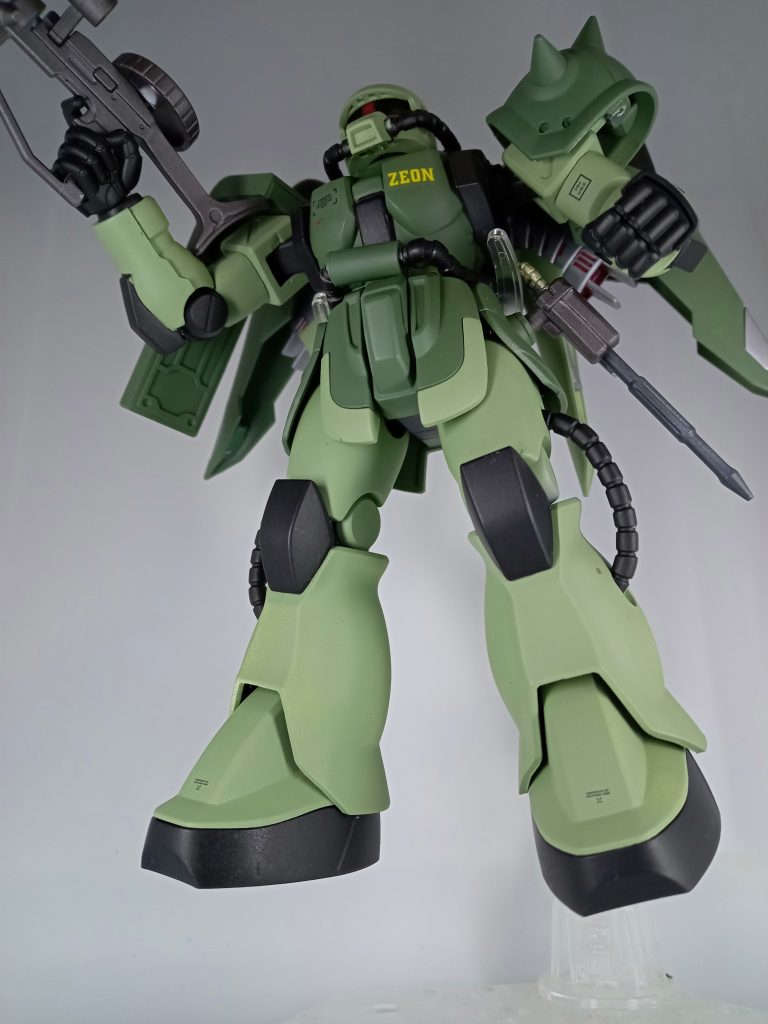 こんな感じになりました、写真を撮ってから思ったんですけどウェザリングをしてないのでのっぺりしてます。名前はモビル・ザク(Z型)です。
