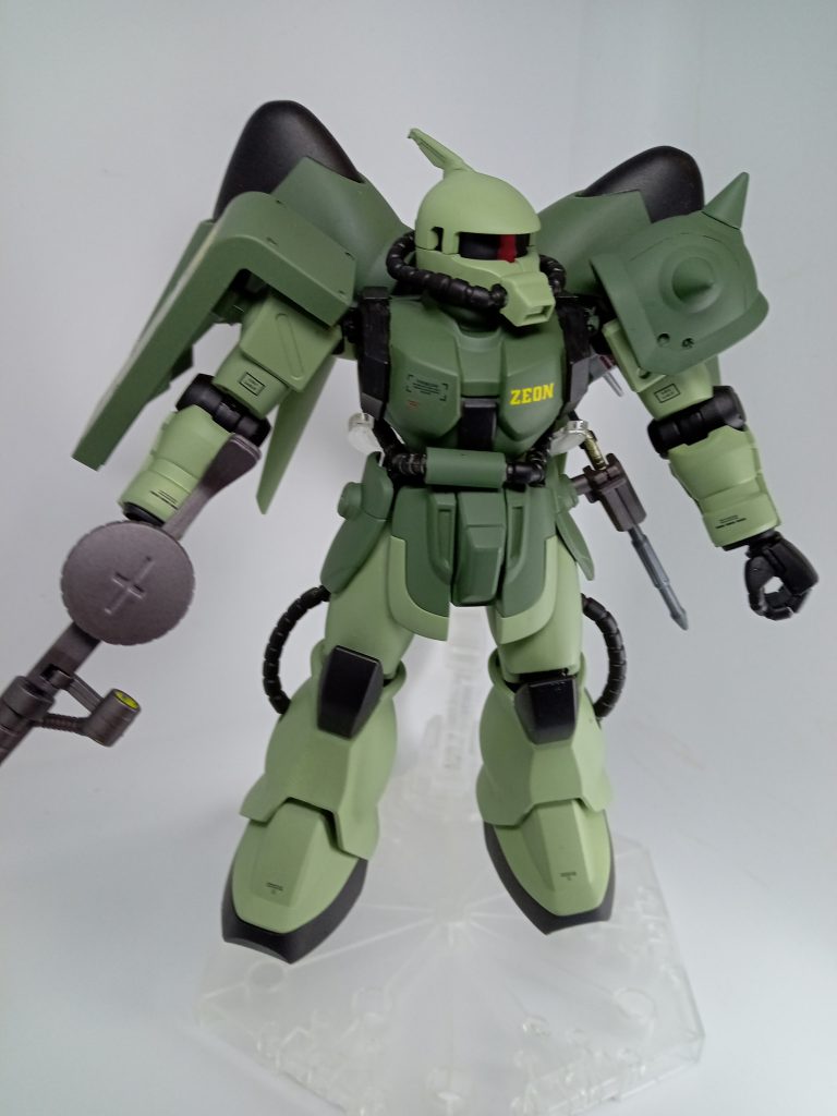 腰にある動力パイプは3ミリのプラパイプで抑えてあります。