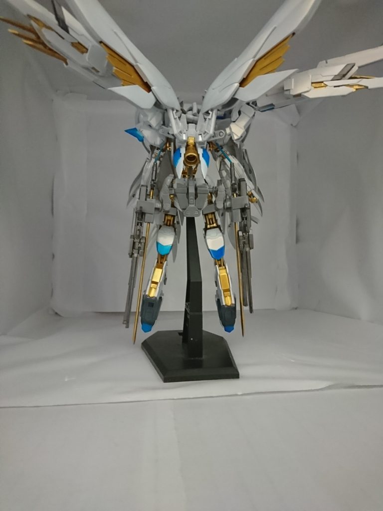 バックショットですバーニアを追加。剣の長さを2倍弱くらいに延長。ツインバスターライフルをそのまま使うのは、気が引けたので、パーツ構成を少しいじってオリジナルのオープンバレルリニアライフルにしてみました。おまけで、バエルの羽根の裏側に、余っていたストフリのクフィアスレール砲?名前わかんないけど、それを磁石でつけてあります。