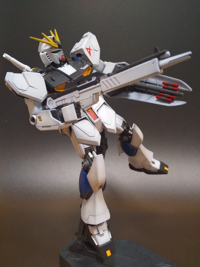 顔もかなりイケメン。合わせ目が無いヘルメット構造と造形に感動!