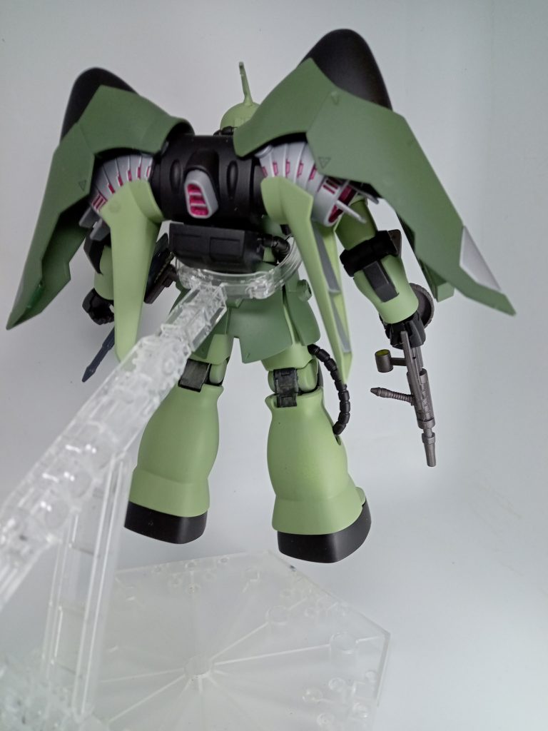 このバックパックが重くて素立ち出来ないです。ジンのバックパックの下にザクⅡのランドセルをプラ棒で固定してあり、そこから動力パイプを出しています。