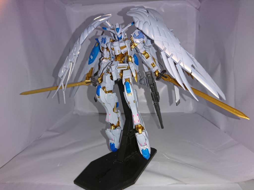 ポージングは、結構色々と決まりますね♪で、作った方はわかると思うのですが、ウイングゼロの大きい方の羽の先端のパーツを間違えないように、裏側に油性ペンで番号振ったら、一切色が乗らなかったというオチがwなので、裏側は見せられないんです…以上です。ここまで観ていただいてありがとうございました。これにて、鉄血シリーズを一旦終了します。学習したのは、「主役機は、一番最後に作れ」ですね…いつか、バルバトスルプスレクスまた作ります。今見ると、明らかにやらかしてる…