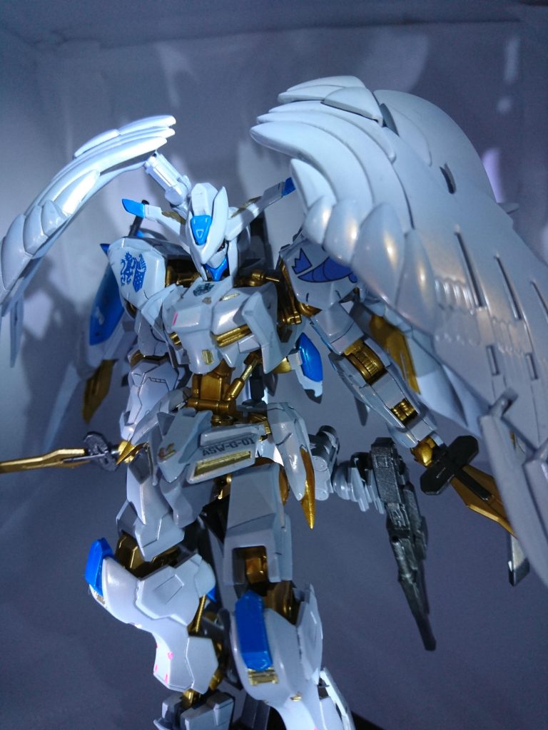 白と青の部分は、シルバー下地の上に、クリアホワイトと、クリアブルーを重ね塗りした、いわゆるキャンディ塗装を施しました。ほぼ初です、なんとか見れるようになってますでしょうか?フレームその他は、ゴールドにしました。