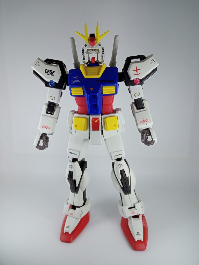 ブレードアンテナをストライク風にし、腕部の繋ぎ目が目立ってしまうのでプラ版で囲い誤魔化してあります。