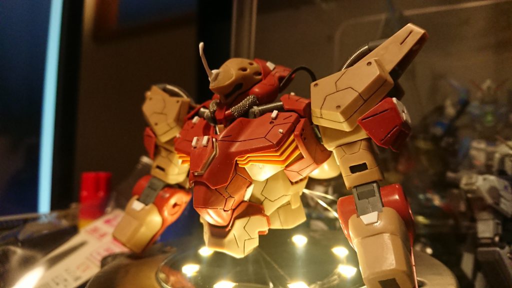 最初は真ん中にアンテナ着けましたが、折れたので変更してます。