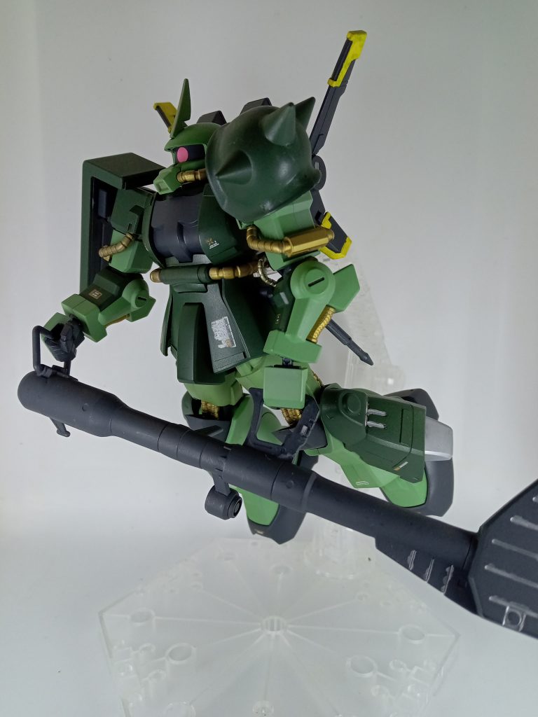 この持っているバズーカは何のバズーカなのか覚えてないです。ちなみにバズーカはこうやって持つことは出来ますが構えることが出来ないです。