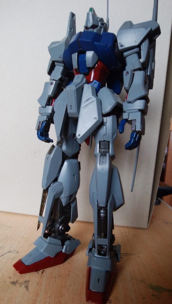 メッキの上にそのまま塗装しました。ラッカー塗料ですが、剥がれ易いです。ニュートラルグレーに白を混ぜて塗装。青に黒を混ぜる。 赤に黒を混ぜる。 各所を塗装しました。 