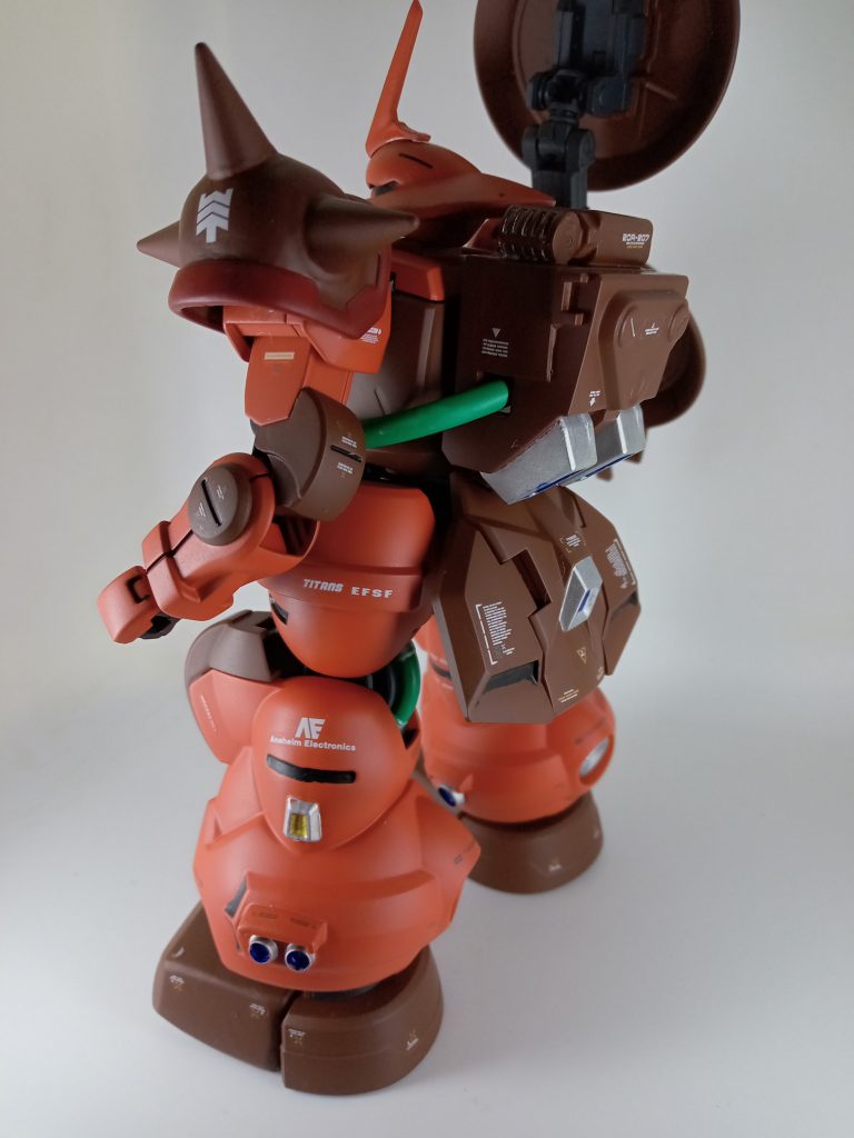 緑色の動力パイプとバックパックの上に載っているのはダイソーのライトニングケーブルを使っています。左肩のはシャアザクのものをスパイクを大きくして付けてあります。