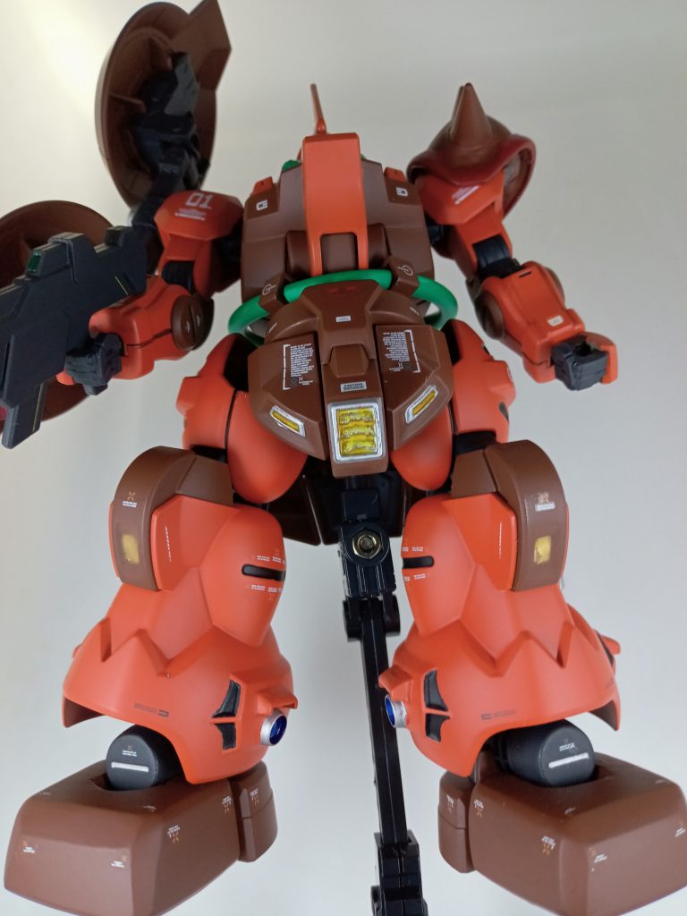 このつま先はプラ版とエポパテと溶きパテで延長してあります、形を揃える事を諦めました(敗北)