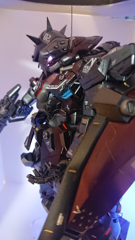 腕もメッシュをしてみました。またハンドパーツは握り手しかなかったので、プラ板とビーズで作ってみました。