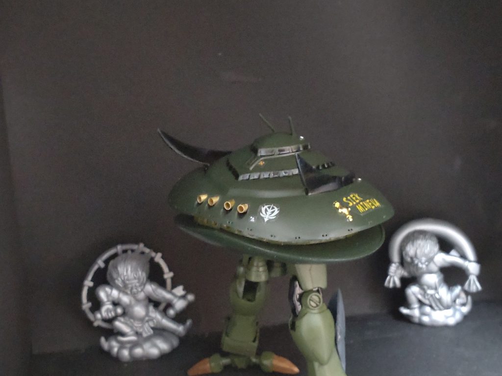 デコデコデカール貼ったり、ネイルシール貼ったり、金属部品つけたり