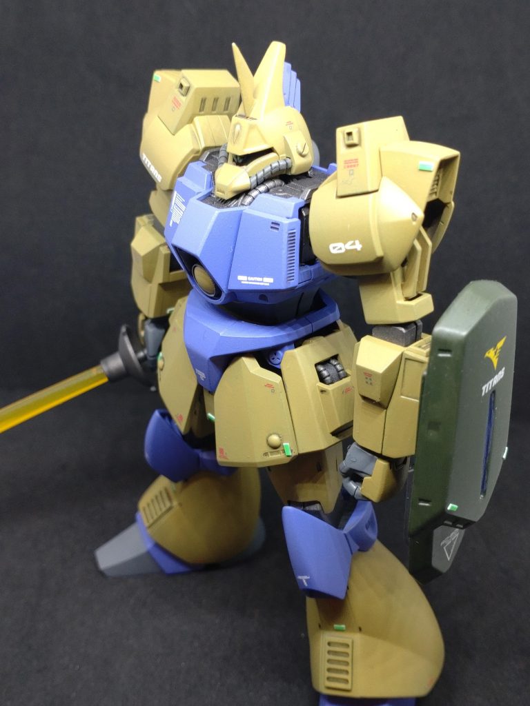 配色頭部、手足はダークイエロー胴体、膝周りはパープル(適当に混色)腹部、つま先はニュートラルグレーシールドは濃緑色