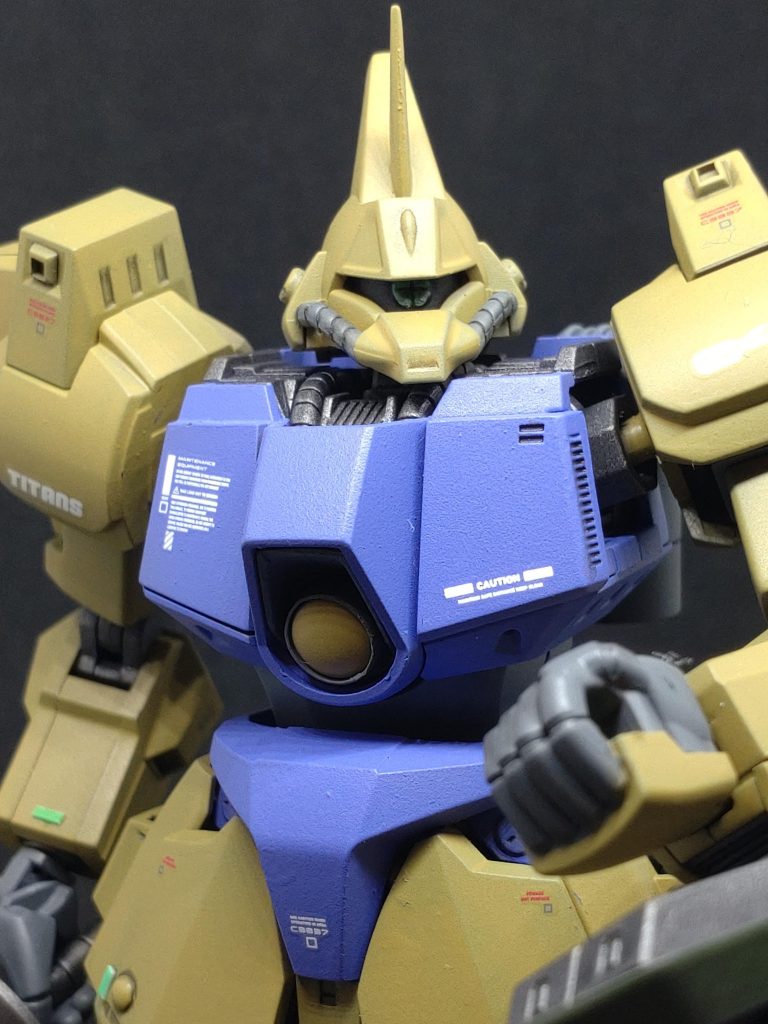 お腹の丸い部分は分解時に破損したので丸バーニアとHアイズで作り直し。