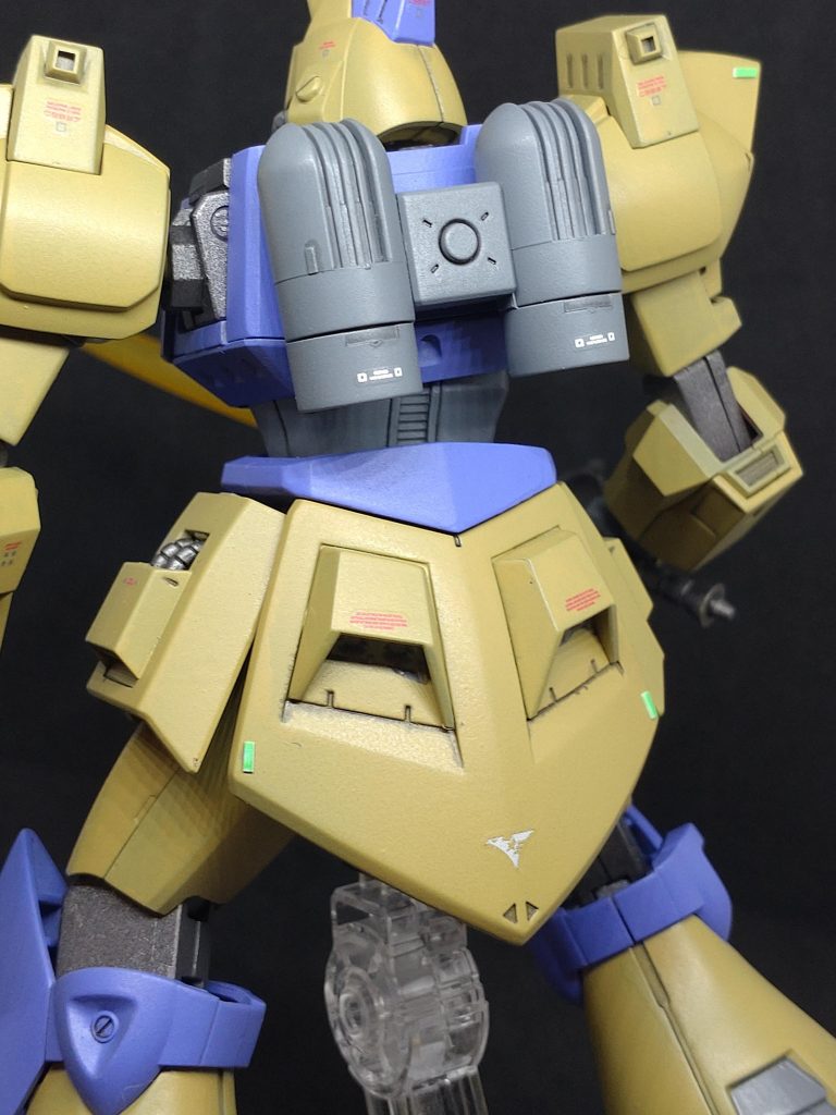 各所にグリーンチップを貼付け。初めてプラバンを刻んで作ってみたけど大きさバラバラです。