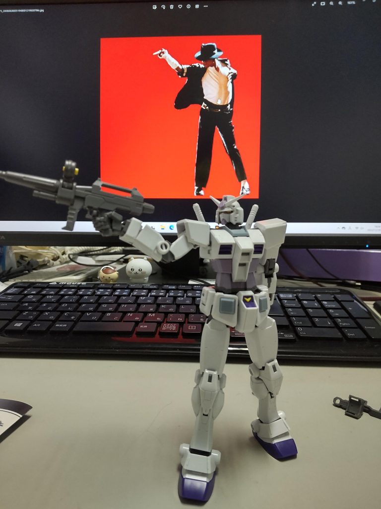 誰もいないので遠慮なく職場でガンダムを作りました。可動が素晴らしいのでマイケル・ジャクソンのポーズをとらせてみました。