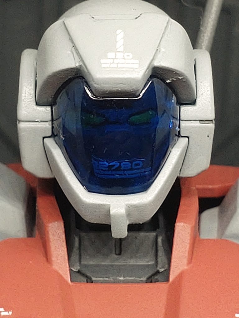 バイザー下も塗り分け。バイザーが大きいので、裏からデカール貼って情報量アップを狙ってみました。