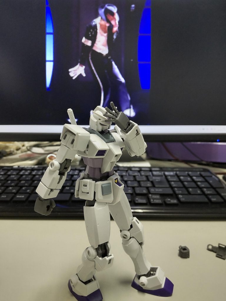最近のガンプラはよく動きますが、これは足首の可動が素晴らしいのでバランスを取らせやすいです。