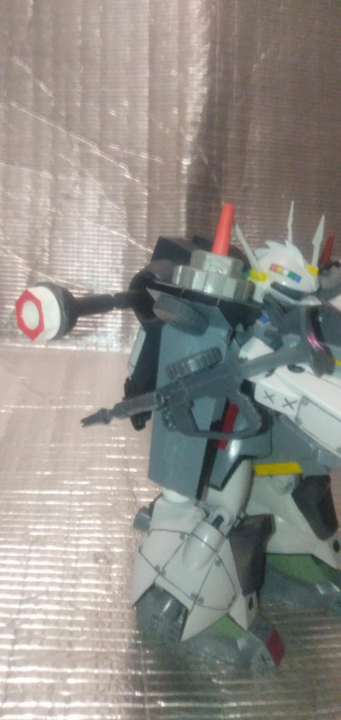 頭部にモヒカンをつけて、シールドにザクマシンを脱着式にしました。また、余った部品、捨てられる部品を取り付けてます。